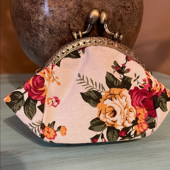 Handbags - Floral Kisslock Women's Coin Purse (NWOT)